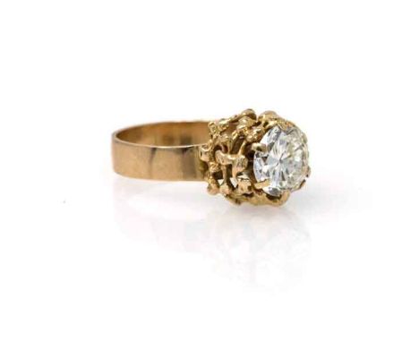 A DIAMOND RING set to the centre with a round brilliant-cut diamond weighing approximately 1,20 carats in six flat claws, col