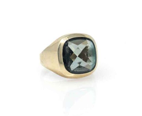 A GOLD RING unisex signet-style ring, set with a faceted light blue topaz weighing approximately 7 carats, finger size S, hal