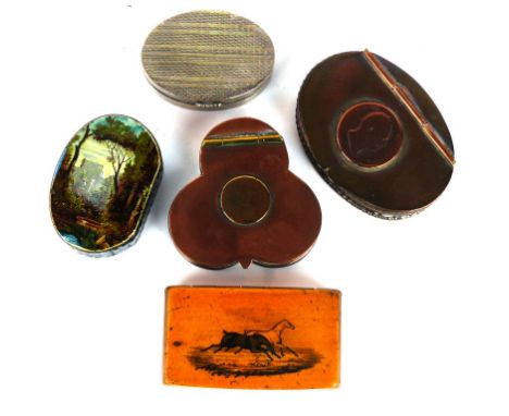 Five Victorian and later snuff boxes
To include a hallmarked silver example, having engine turned decoration, Birmingham 1930