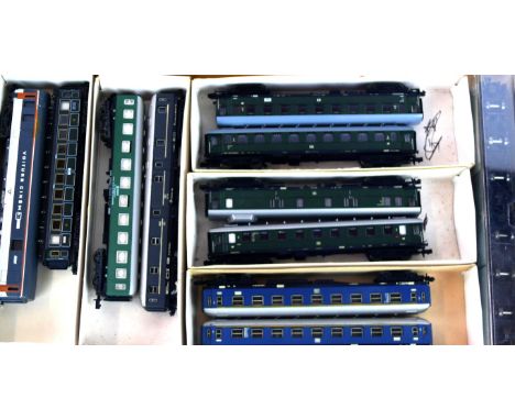 Approximately one hundred unboxed 'N' gauge coaches by various makers 
And in various liveries by Fleischmann, Lima, Dertren,