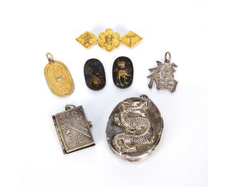Collection of items consisting of a Chinese silver/white metal vinaigrette, decorated with a dragon, unmarked, 4cm overall, 3