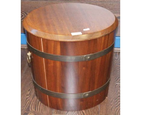 LOUNGE COMMODE