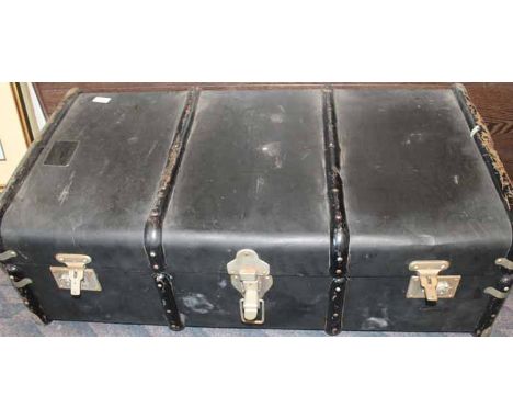 VINTAGE TRAVEL TRUNK