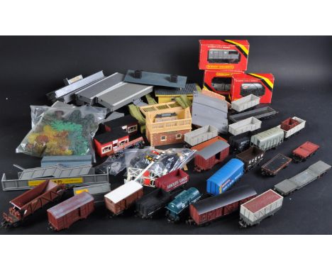 A collection of assorted Hornby / Triang / Mainline and other 00 gauge model railway trainset locomotive wagons and trackside