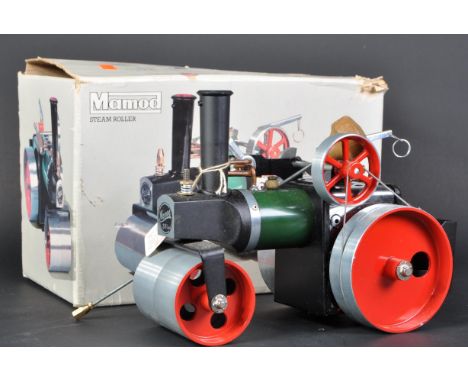 An original vintage Mamod Steam model No. SR.1A Steam Roller / Traction Engine. A green and red example. With original packag