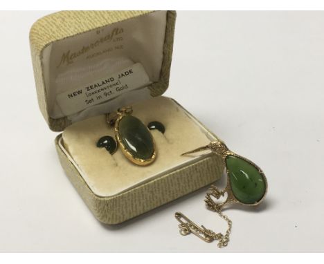 A 9ct gold New Zealand Jade Brooch in the form of a kiwi bird, together with a similar pendant and earrings boxed - NO RESERV
