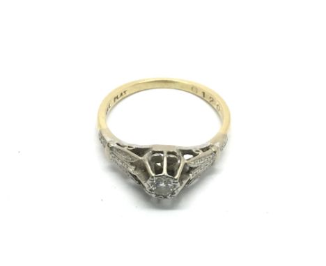 An 18ct gold and platinum diamond ring, approx 2.9g and approx size L.