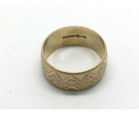 A 9ct gold wedding band, approx 4.6g and approx size R-S.