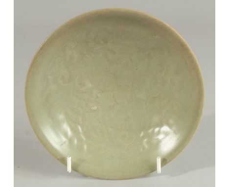 A CHINESE CELADON GLAZE POTTERY DISH, 16cm diameter.