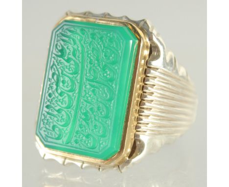 AN ISLAMIC GREEN AGATE CALLIGRAPHIC SEAL RING.