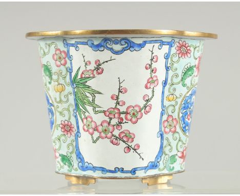A SMALL FAMILLE ROSE ENAMEL QUATREFOIL PLANTER, 11.5cm high.