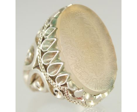 A VERY FINE ISLAMIC AGATE CALLIGRAPHIC SEAL RING.