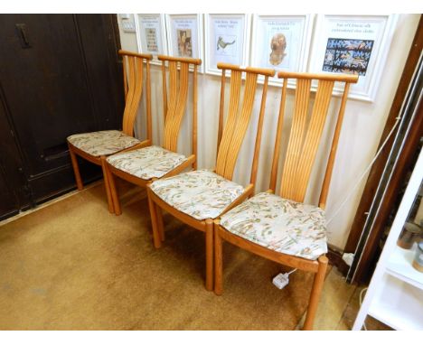 Set of six Ercol serpentine lath back chairs with abstract seat covers, on circular tapered legs and an Ercol extending dinin