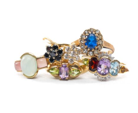FIVE GOLD AND GEM-SET RINGS, including 14ct double flower, 9ct 5-gem with diamond accent ring, 9ct 3-stone amethyst & peridot