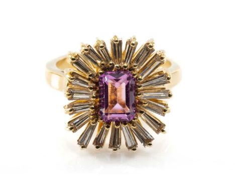 18CT PRESUMED PINK SAPPHIRE & DIAMOND BALLERINA RING, emerald-cut stone within 20 baguette-cut diamonds, gross wt 8.3gProvena