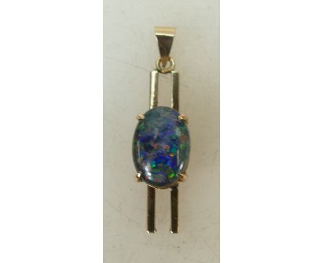 10ct gold Opal style pendant: Pendant stamped 10K gold, set with doublet style opal, 4.1 grams.