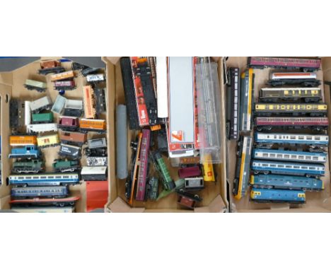 A large collection of Horby trains,coaches and tenders: to include GWr8751, GWR101, Arsneal 2848, Inetrcity 125, D6524 and Li