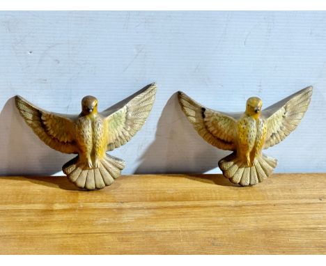 A pair of 1930’s ceramic dove wall plaques. 21x15cm