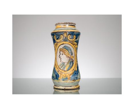 OFFICINE FRATELLI LO NOBILE CALTAGIRONE XVIII SECOLO Albarello in maiolica policroma con figura di personaggio entro medaglio
