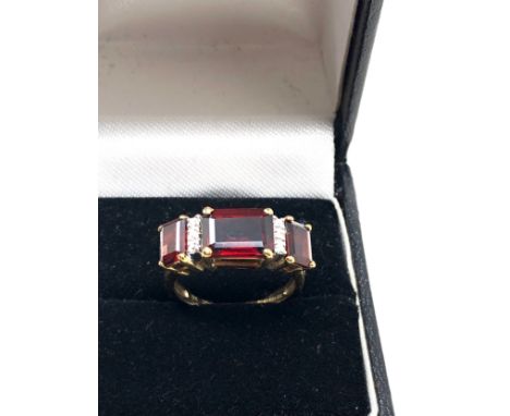 9ct gold garnet &amp; diamond ring weight 3.5g 