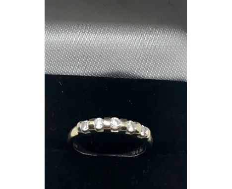 9ct white gold diamond five stone ring (1.9g) 