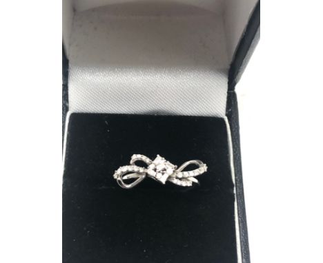 9ct white gold diamond set ribbon knot ring (1.6g) 