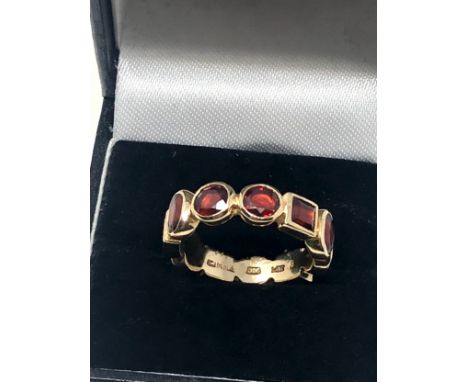 14ct gold garnet stylised eternity ring (7.3g) 