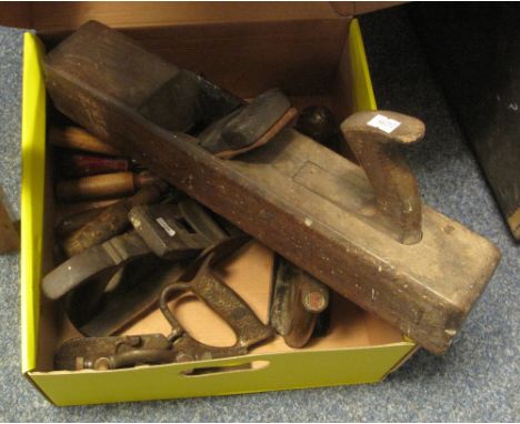 Box of assorted moulding and smoothing planes, block plane, chisels etc, including metal record 044 chisel etc. (B.P. 24% inc