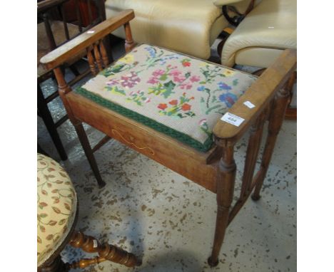 Early 20th Century mahogany piano stool with lift up hinged lid.(B.P. 24% incl. VAT)