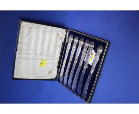 A cased set of six silver handled tea knives.