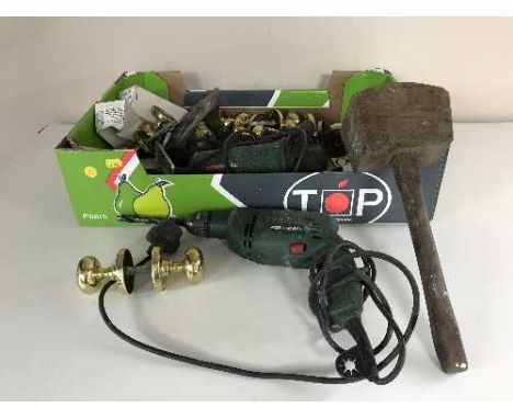 A box of assorted power tools, hand tools, brass door handles etc 