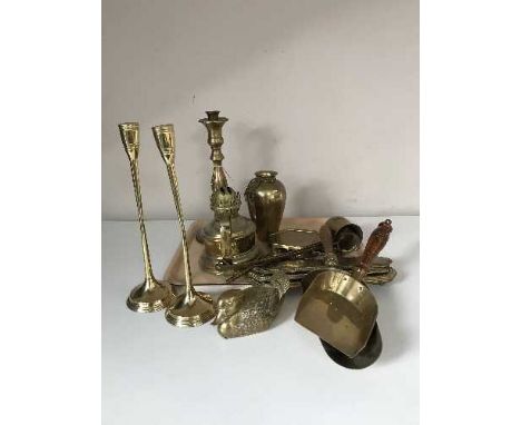 A tray of brass coal scoops, oil lamp, door plates etc 