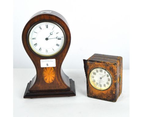 A vintage Solus electric travel clock, the dial with Arabic numerals denoting hours, in original leather case, 10cm high; tog