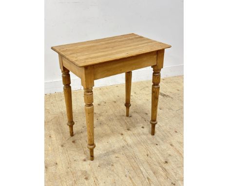An Edwardian pine lamp table on turned supports (h.76cm x l.71cm x w.45cm)