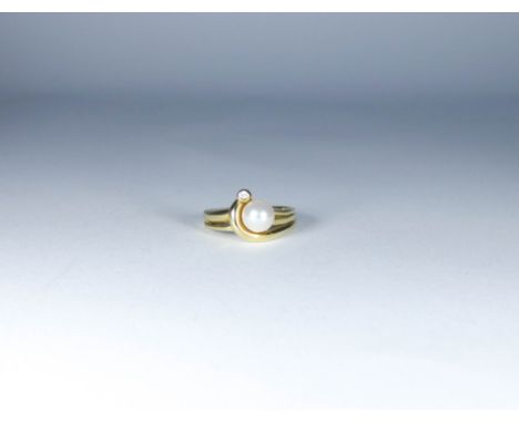 14ct yellow gold cultured pearl and diamond dress ring, ring size N 
