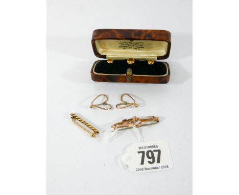 Cased set of gents vintage 9ct gold shirt studs, pair of lapel clips and two 9ct gold brooches, gross weight of lot 6 grams