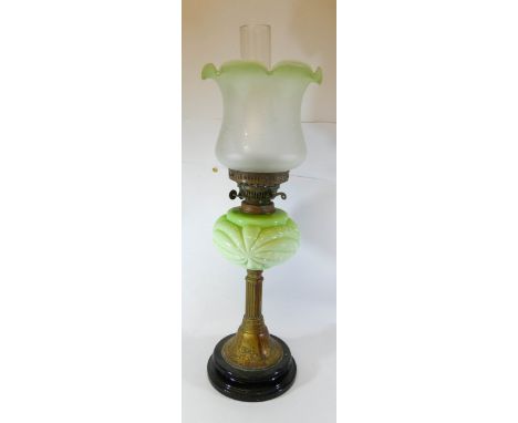 Victorian brass column oil lamp with green bowl and glass shade   Condition Report;Fount screws off.Unfortunately the fount i