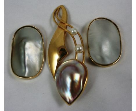 A Portuguese 800 standard gold (19.2ct) and mother of pearl brooch, Porto post 1985 hallmarks, of abstract form, weight 16 gr