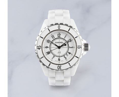 Chanel. Montre bracelet de dame en céramique blanche avec date mouvement quartzChanel. A lady's white ceramic quartz calendar