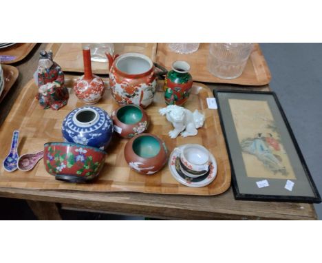 Tray of oriental items to include: figure of a kneeling Japanese lady with dog, a small kutani vase, a similar red kutani tea