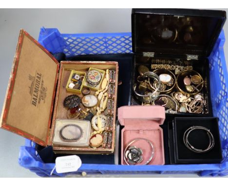 Collection of Victorian and other jewellery, to include: rolled gold watches, bracelets, lockets, gate bracelet, cameos, silv