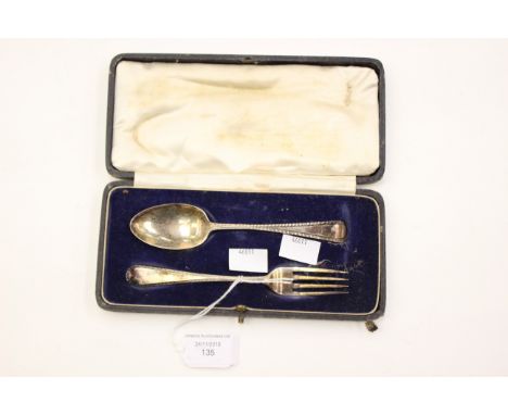 A cased Edward VII silver christening spoon and fork, maker's mark rubbed, London 1927, 1.55ozt, 48.1g