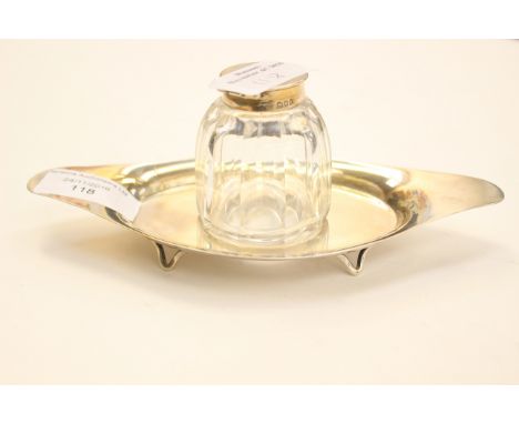 An Edwardian Goldsmiths & Silversmiths Company Ltd silver and glass inkwell on stand, London 1904, weighable silver 2.1 ozt/6