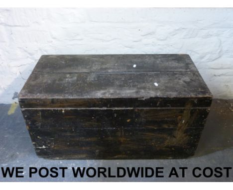 A painted chest / trunk (length 84cm, depth 42cm, height 43cm)