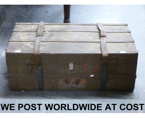 A vintage travelling trunk with leather straps (width 93cm, depth 54cm, height 33cm)