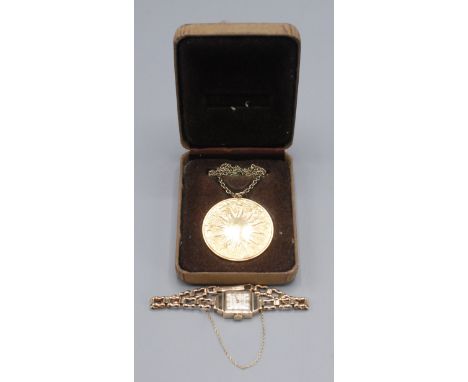 A 9ct white gold ring set with stones, an Irish souvenir 9ct gold fob, 7.7g, and a fine gold bracelet.