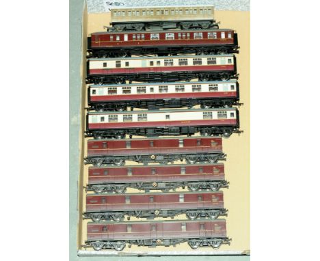 OO Gauge unboxed Passenger Coaches comprising Hornby BR maroon Hawksforth Brake Composite, Bachmann 3 x crimson and cream Mk.