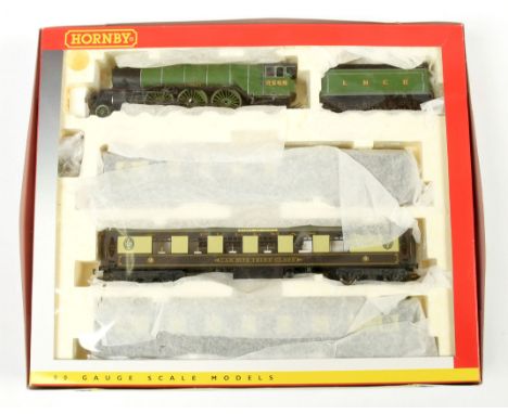 Hornby (China) R2398M (limited edition) "Queen of Scots" Train pack containing 4-6-2 LNER lined apple green A1 Class Loco No.