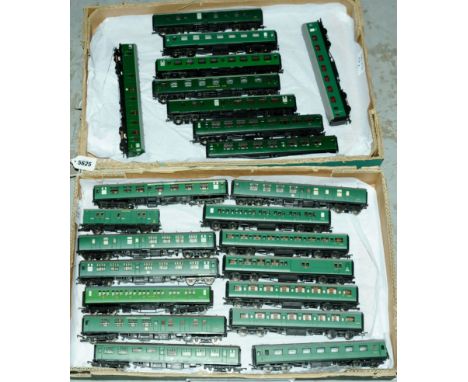 Hornby / Bachmann (China) OO Gauge mixed group of BR Southern Region EMU and Coaches consisting of a EMU Power Car No.S68001,