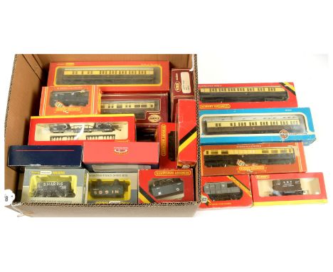 OO Gauge Passenger and Goods Rolling Stock comprising Bachmann 33-900D GWR grey Bogie Well Wagon, 38-675 GWR grey Shunters Tr